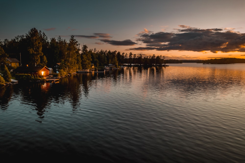 uno specchio d'acqua circondato da alberi e case