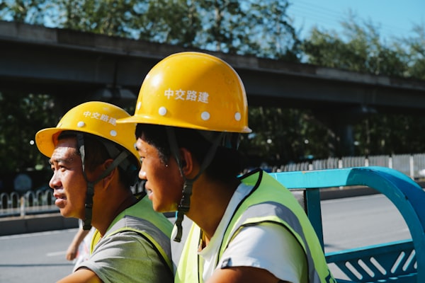 ヘルメットを被った作業員の休憩風景