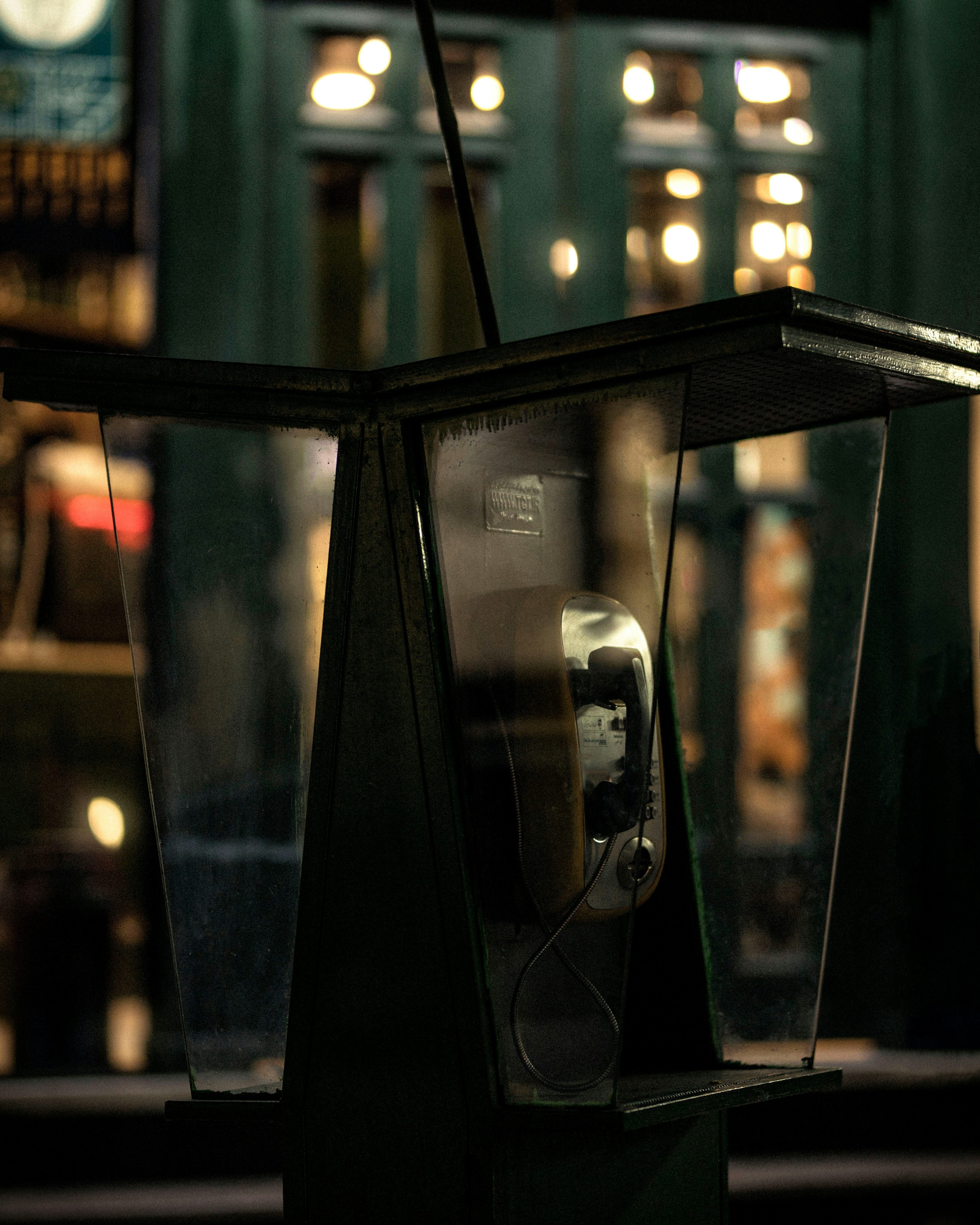 Un teléfono anticuado está sentado en una caja