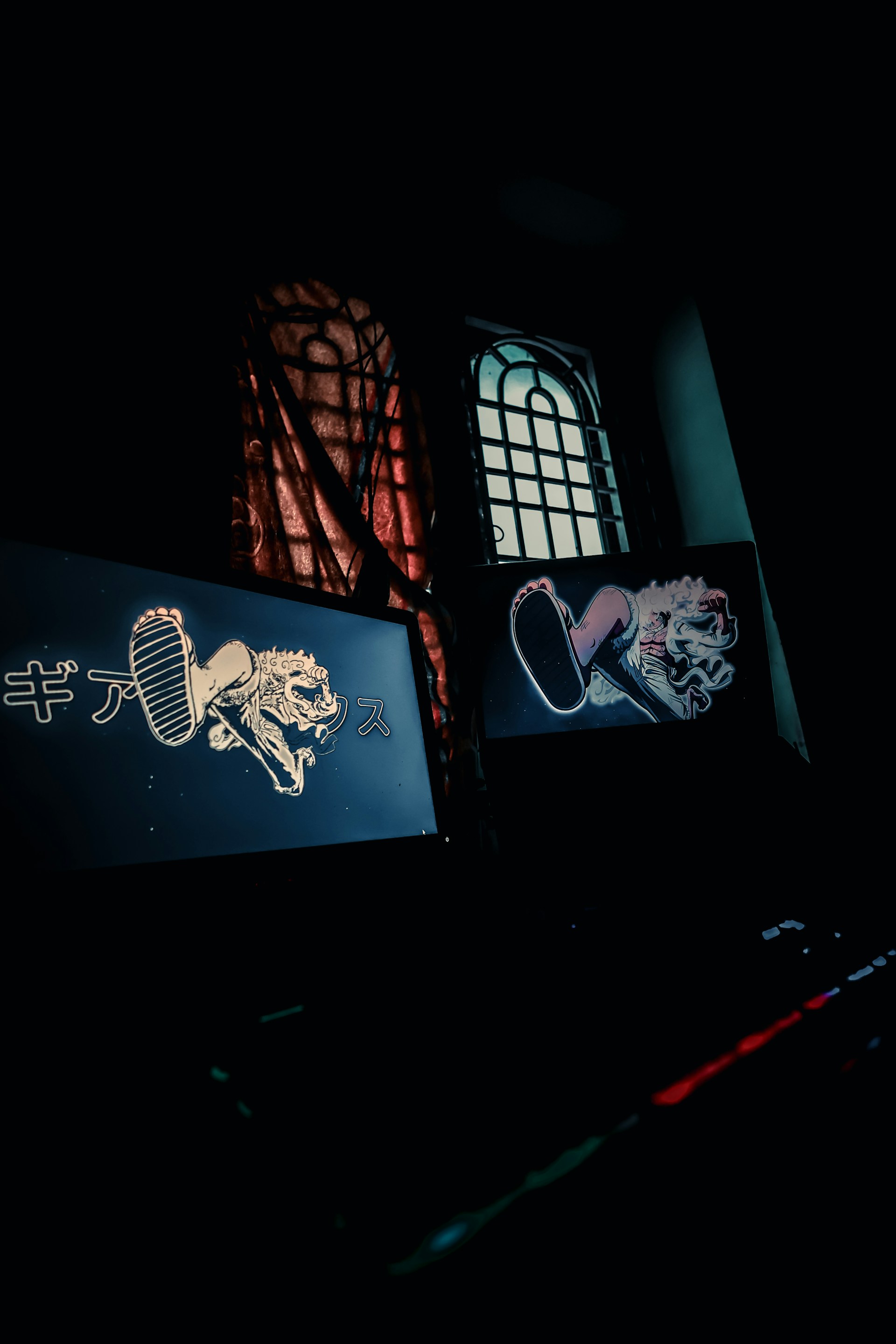 gray computer monitor