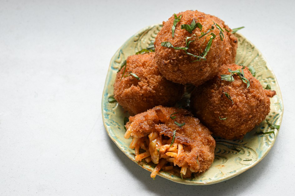 Supplì romains frits et dorés, croquettes de riz à la tomate