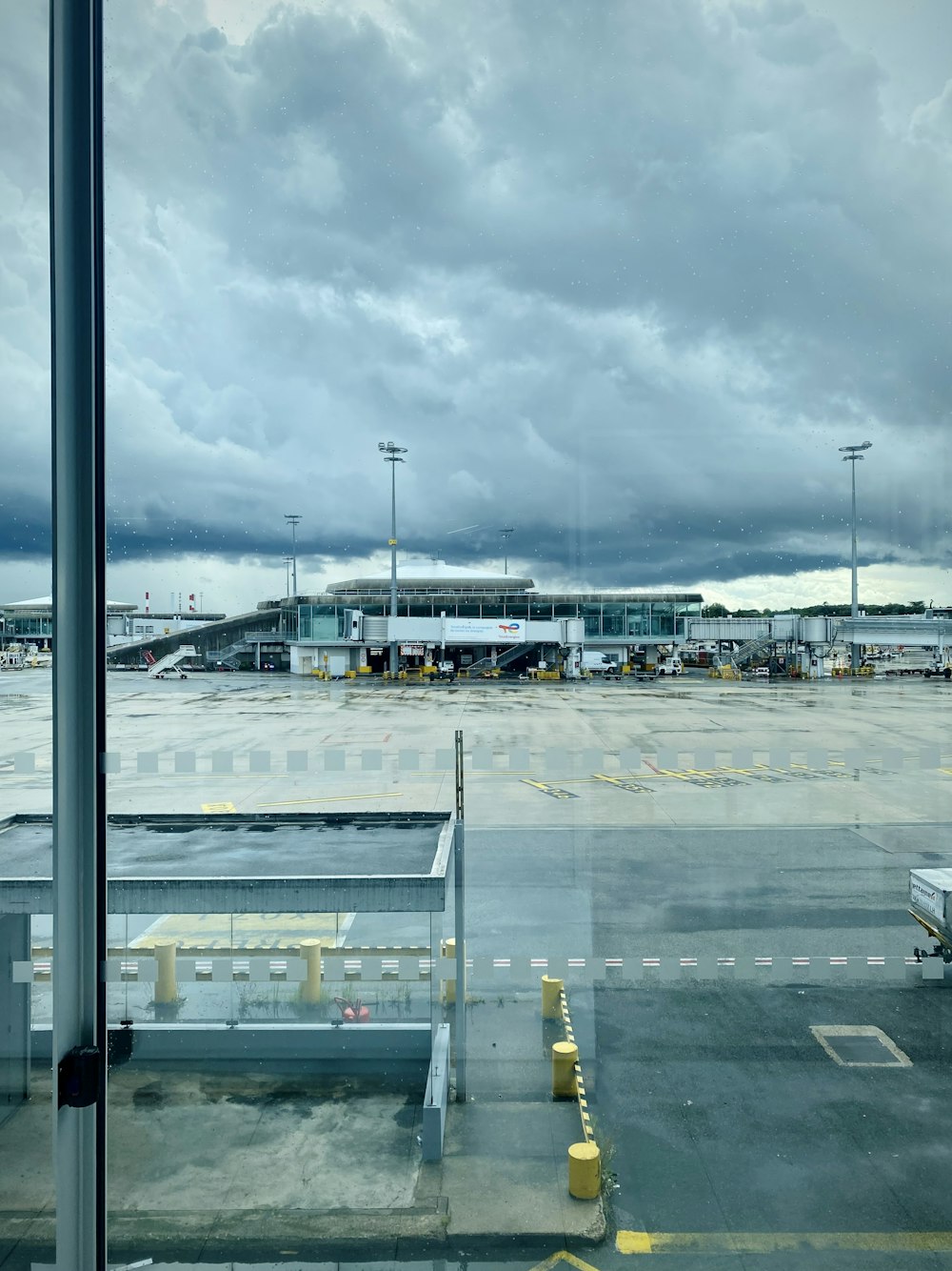Blick auf einen Flughafen durch ein Fenster