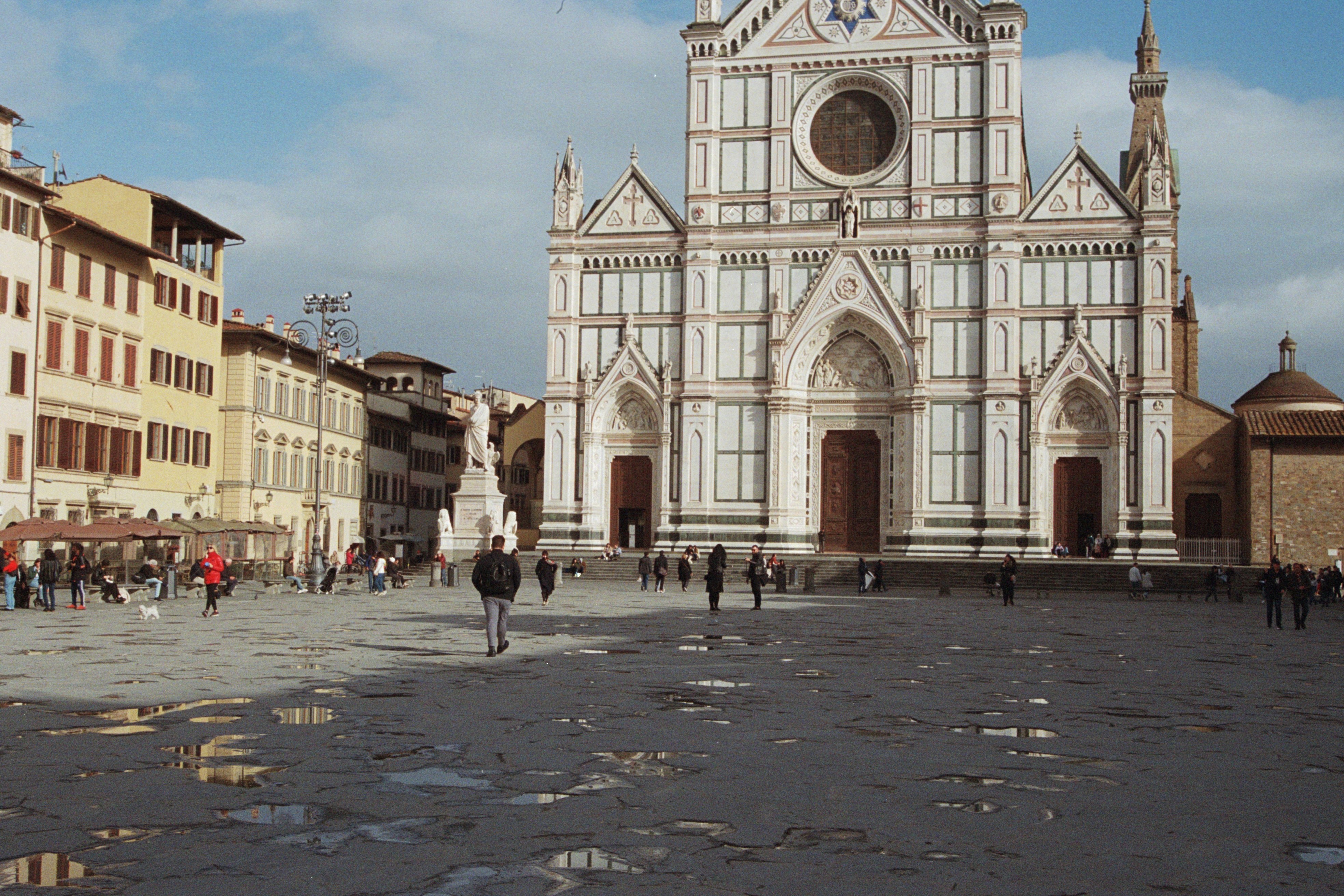 eine gruppe von menschen, die um einen stadtplatz gehen