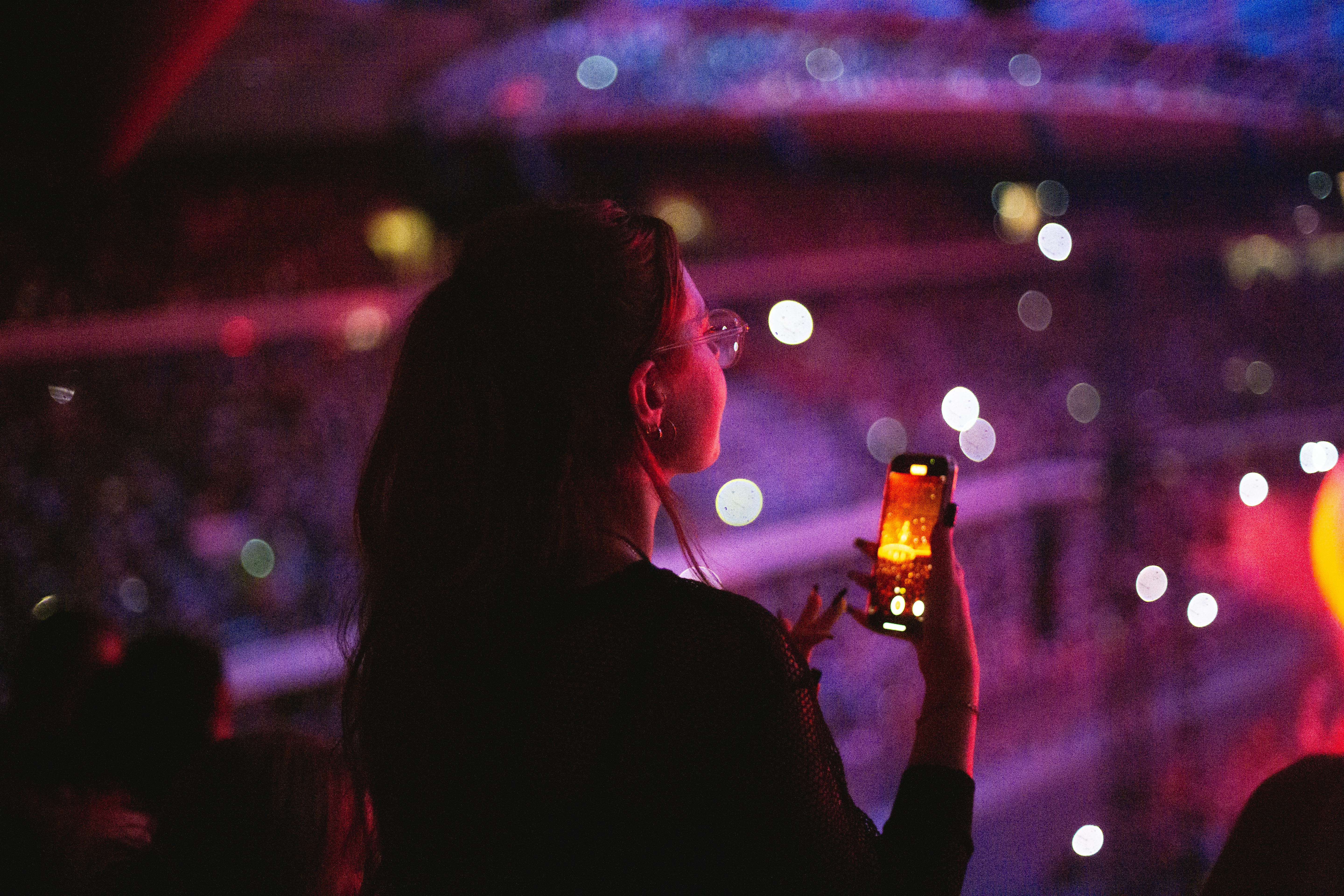 Multitud en un concierto nocturno con luces de escenario