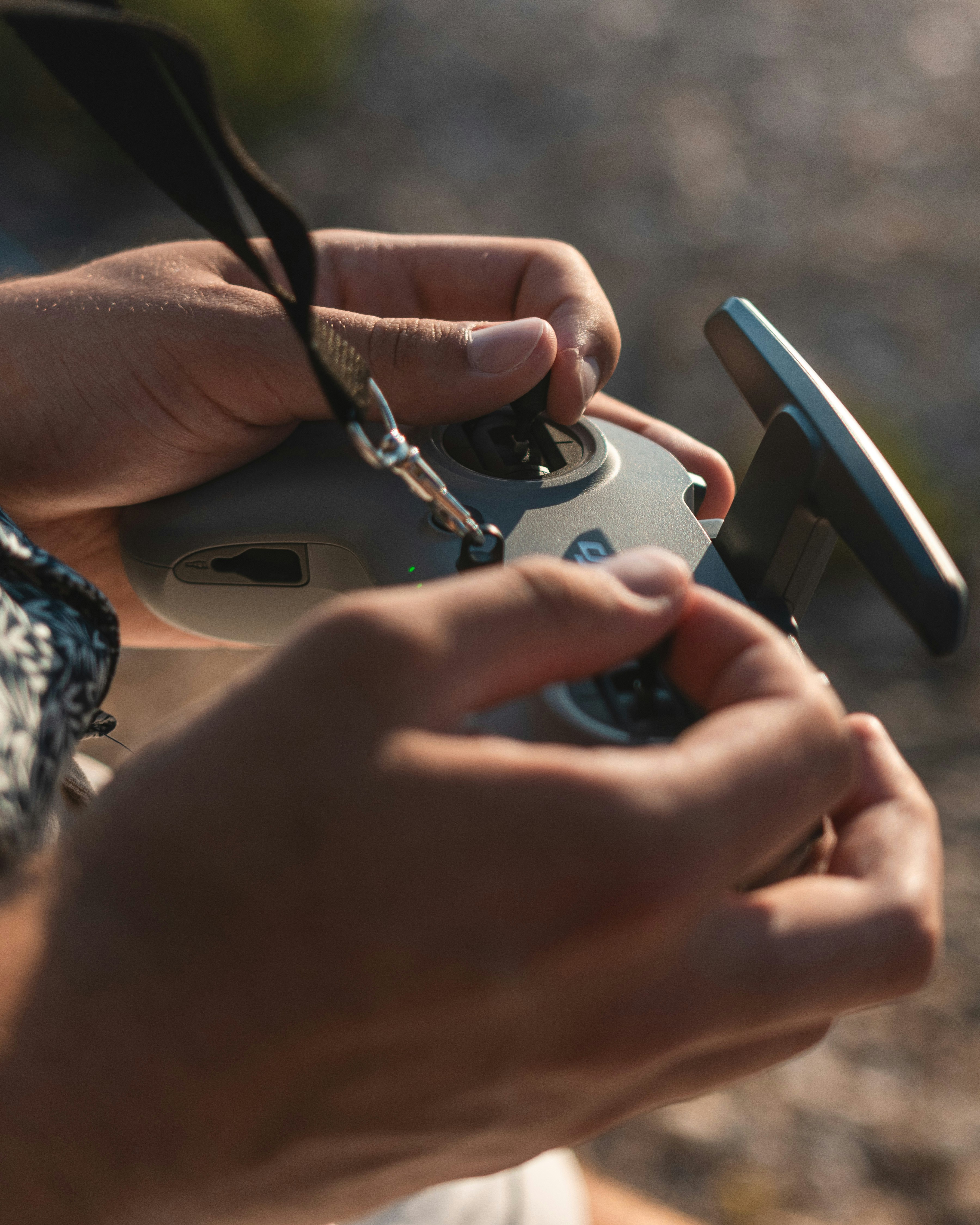 una persona che tiene un telefono cellulare in mano