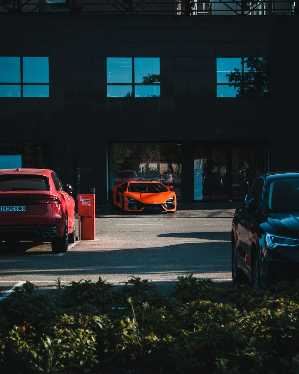 Un par de coches aparcados frente a un edificio