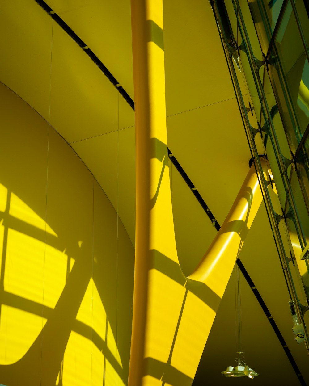 Un edificio con un techo amarillo y una larga tubería amarilla
