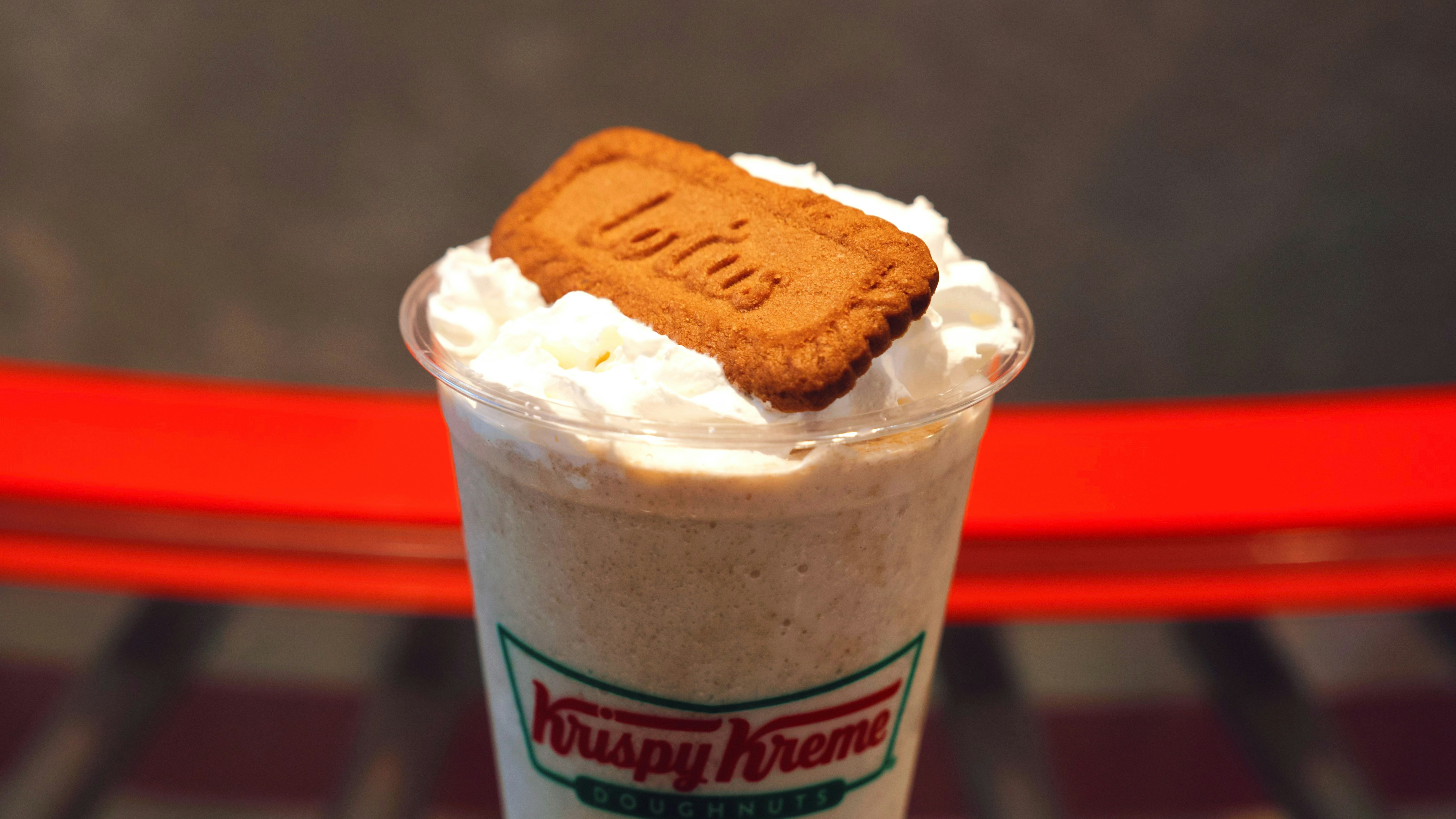 a cup of ice cream with a cookie on top, クリスピークリームドーナツとロータスクッキーの期間限定コラボメニュー 『クリスピー フローズン ロータス ビスコフ』 Krispy Kreme Doughnuts and Lotus Cookies Limited Time Collaboration Menu "Krispy Frozen Lotus Biscoff