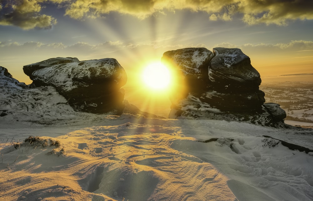 O sol está se pondo sobre uma montanha nevada