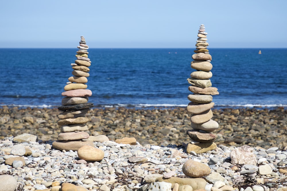 ein Steinhaufen, der auf einem felsigen Strand sitzt