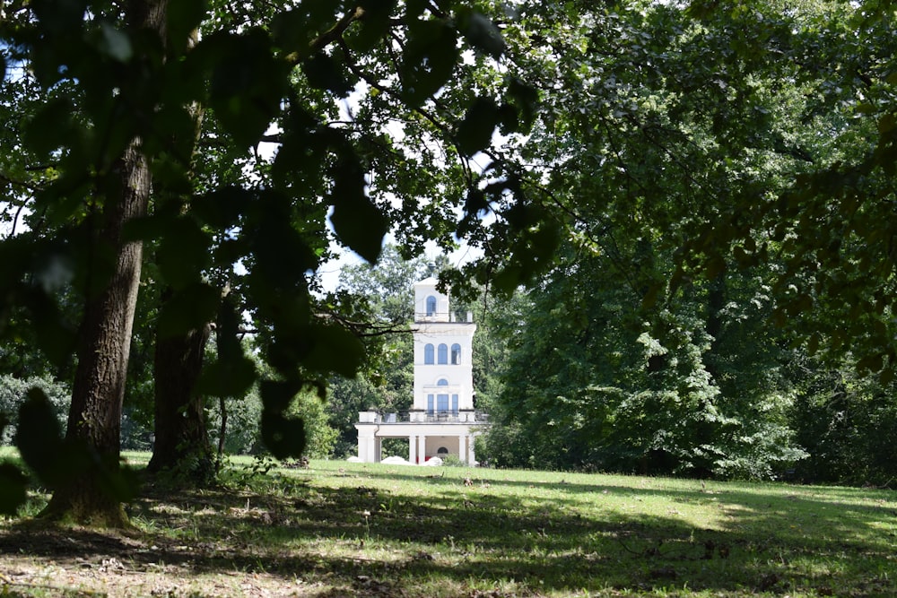 Ein großes weißes Haus, das mitten im Wald sitzt