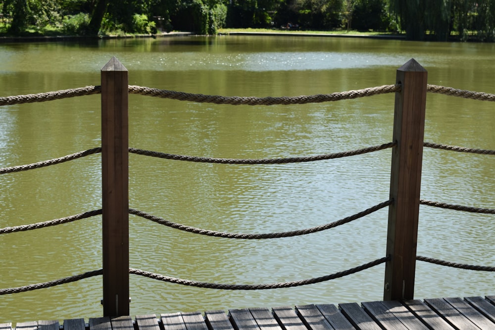 un molo di legno seduto accanto a uno specchio d'acqua