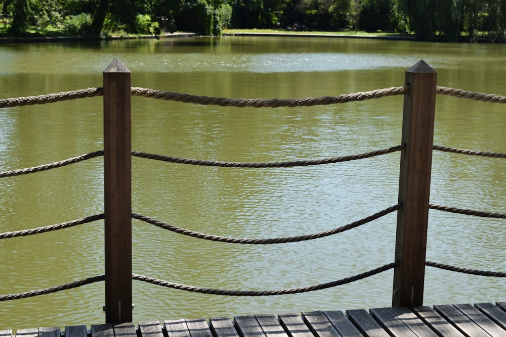 un quai en bois assis à côté d’un plan d’eau
