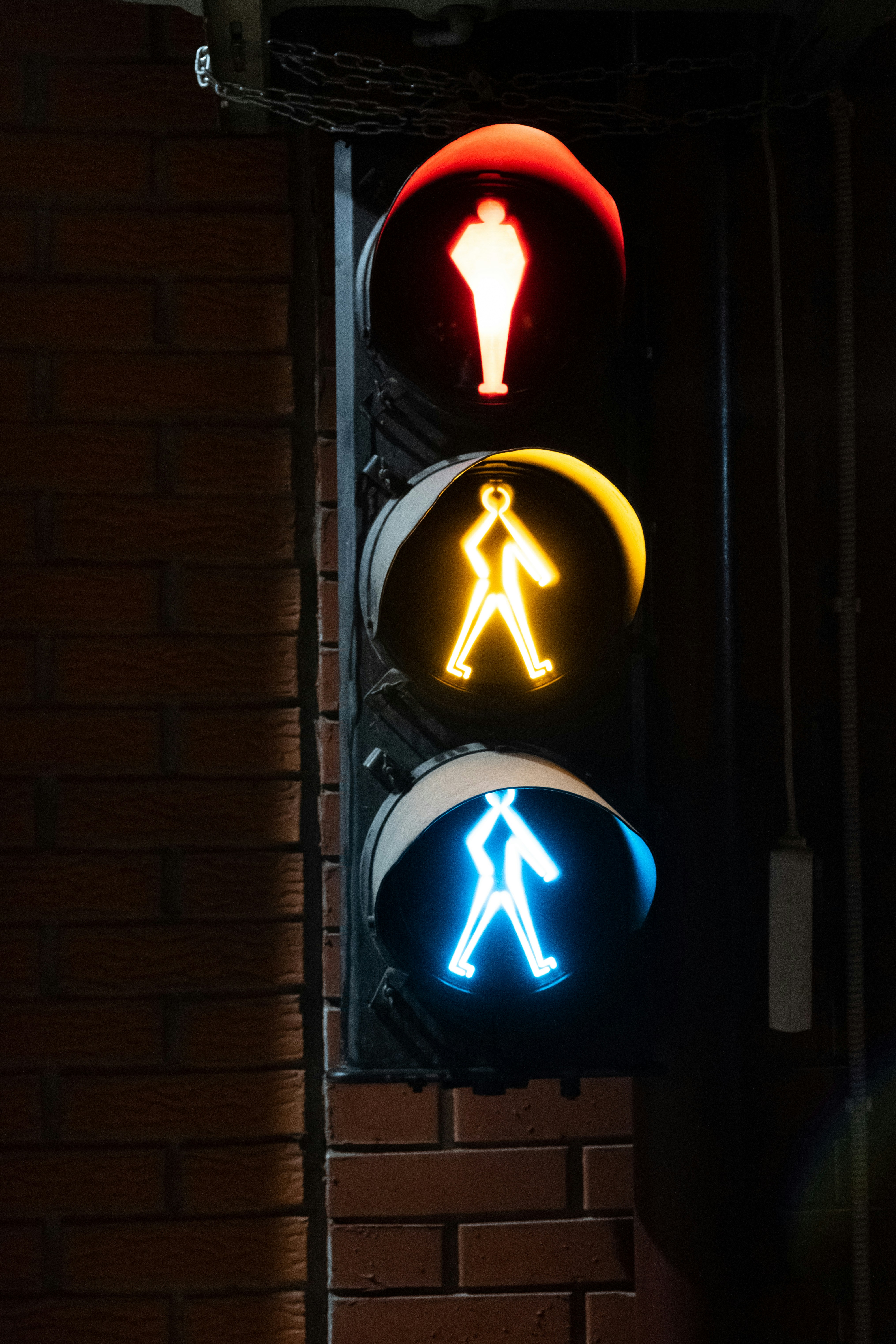 un semaforo che ha due luci colorate diverse su di esso