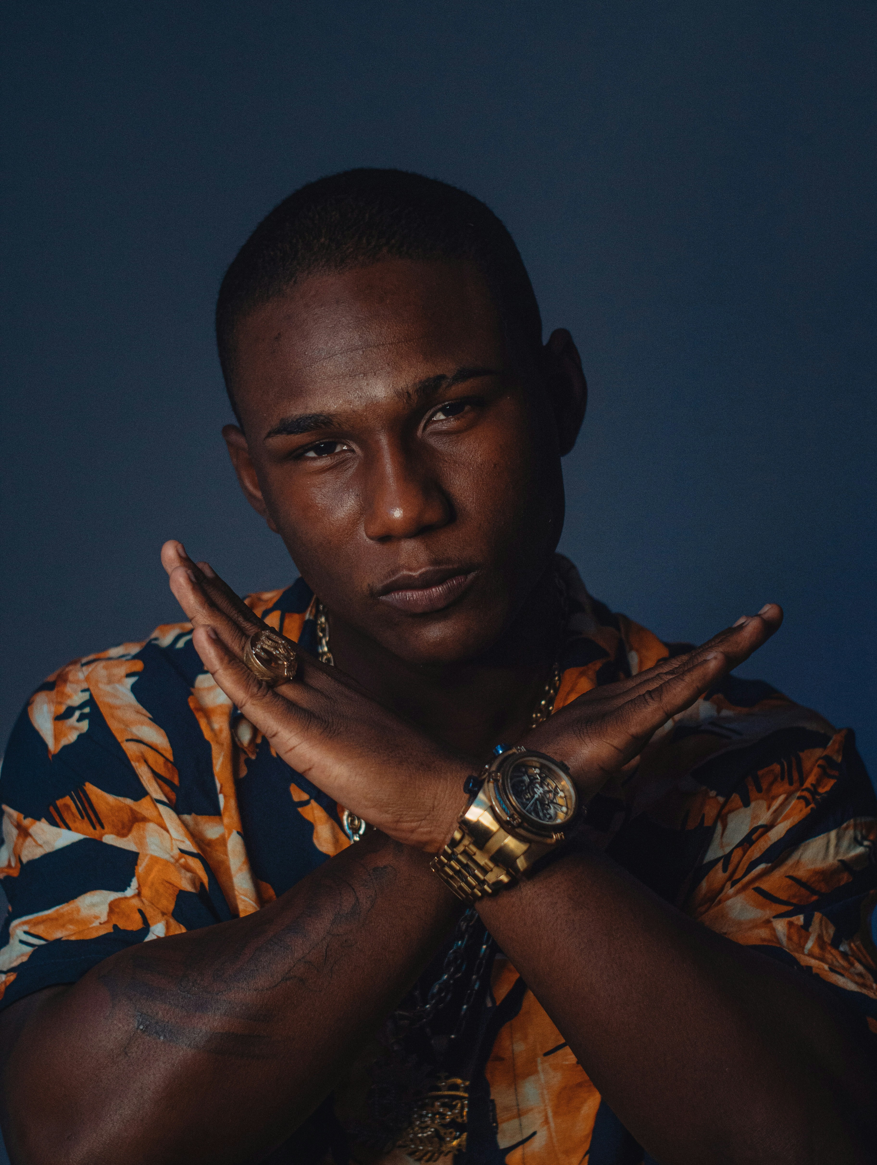 ein Mann mit einer Uhr in der Hand