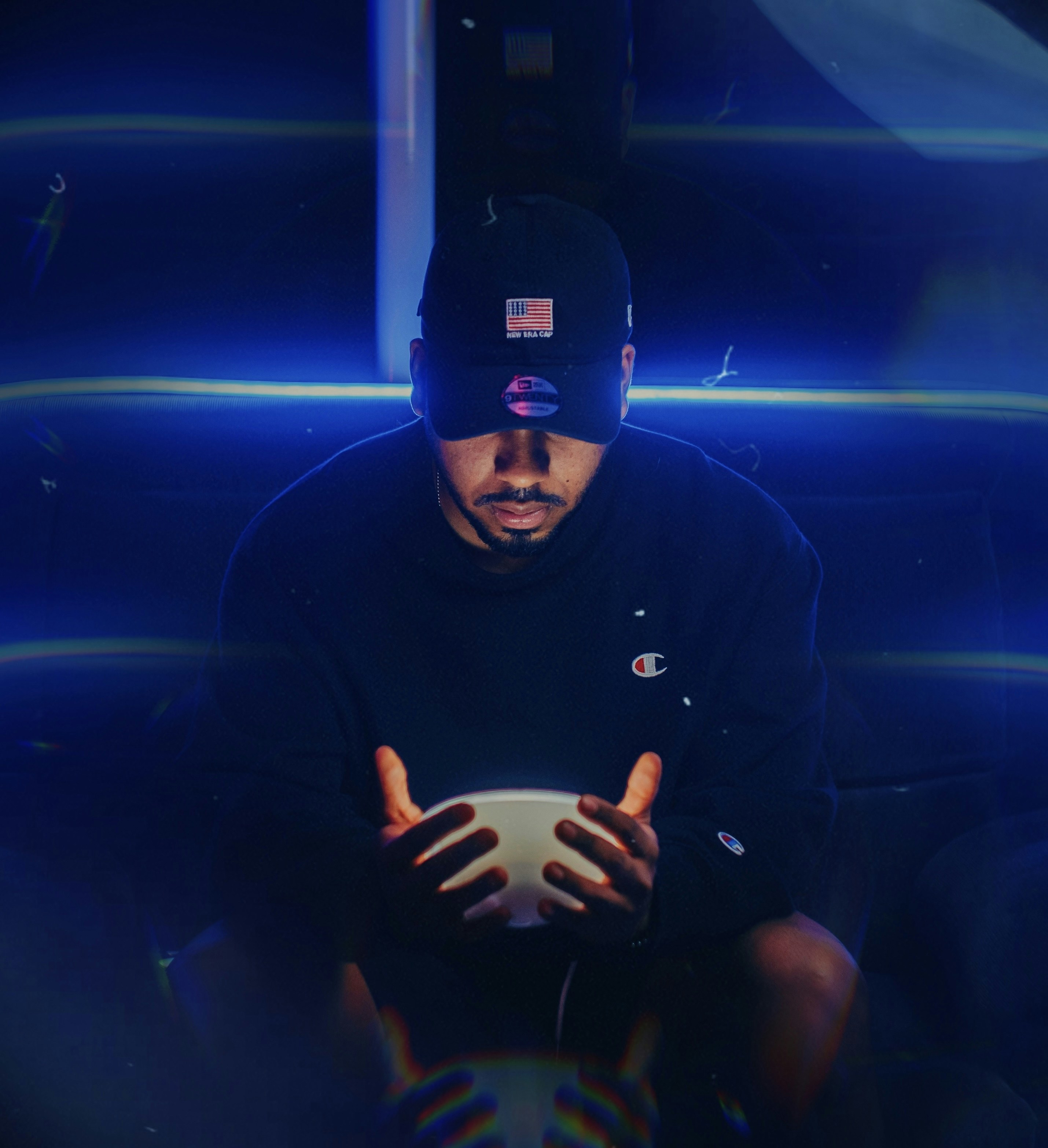 ein Mann, der eine weiße Schale in den Händen hält