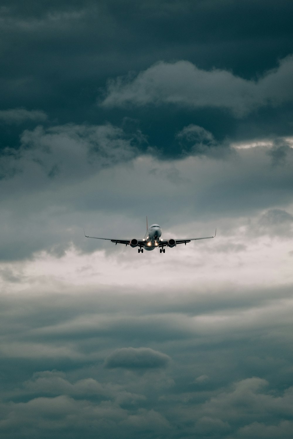 Un gros avion de ligne volant dans un ciel nuageux