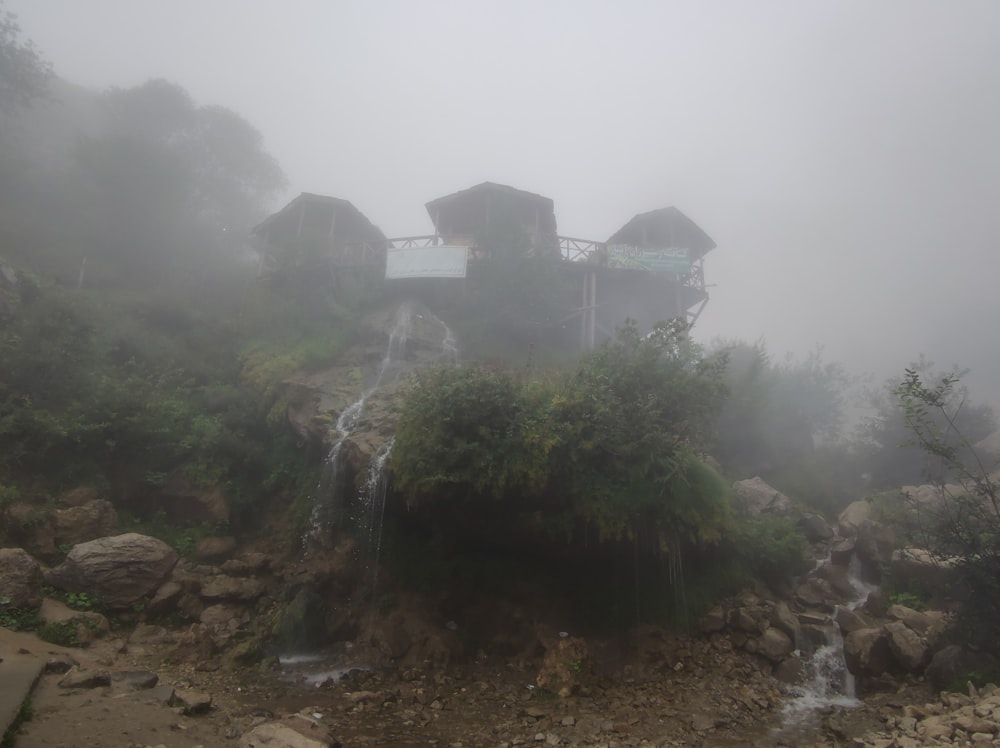 Una casa sulla cima di una collina con una cascata