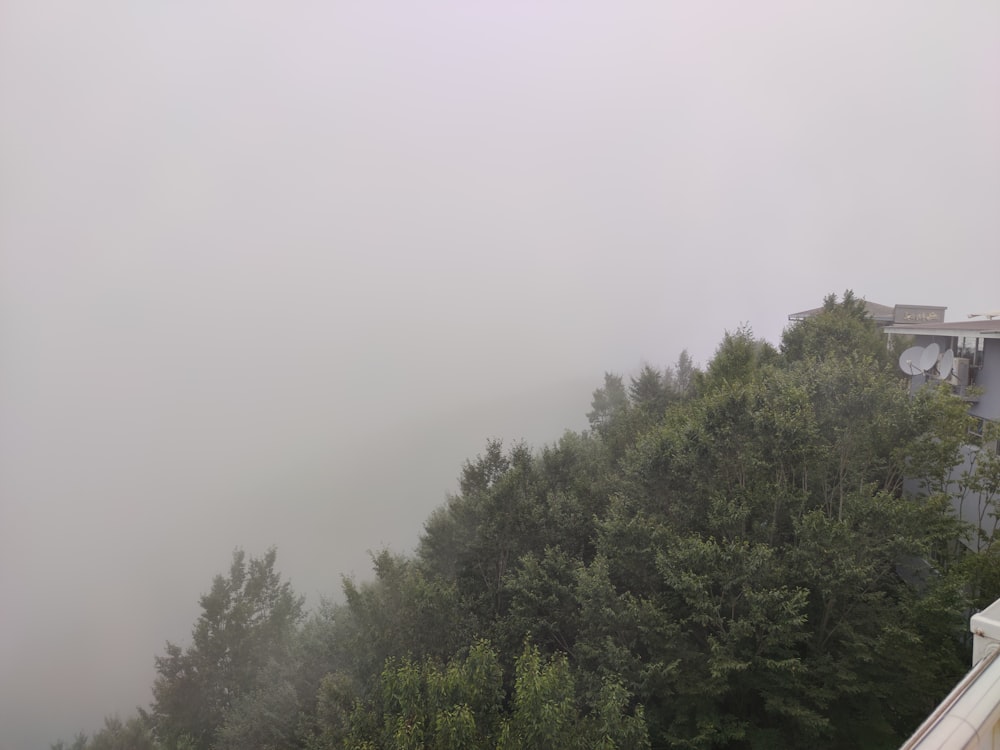 Una vista brumosa de una casa desde un balcón