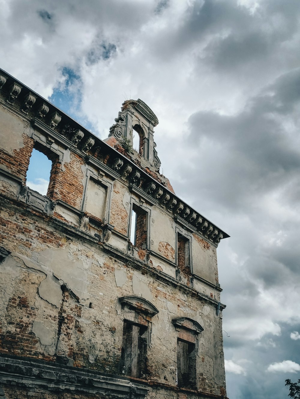 Un edificio antiguo con una torre del reloj en la parte superior