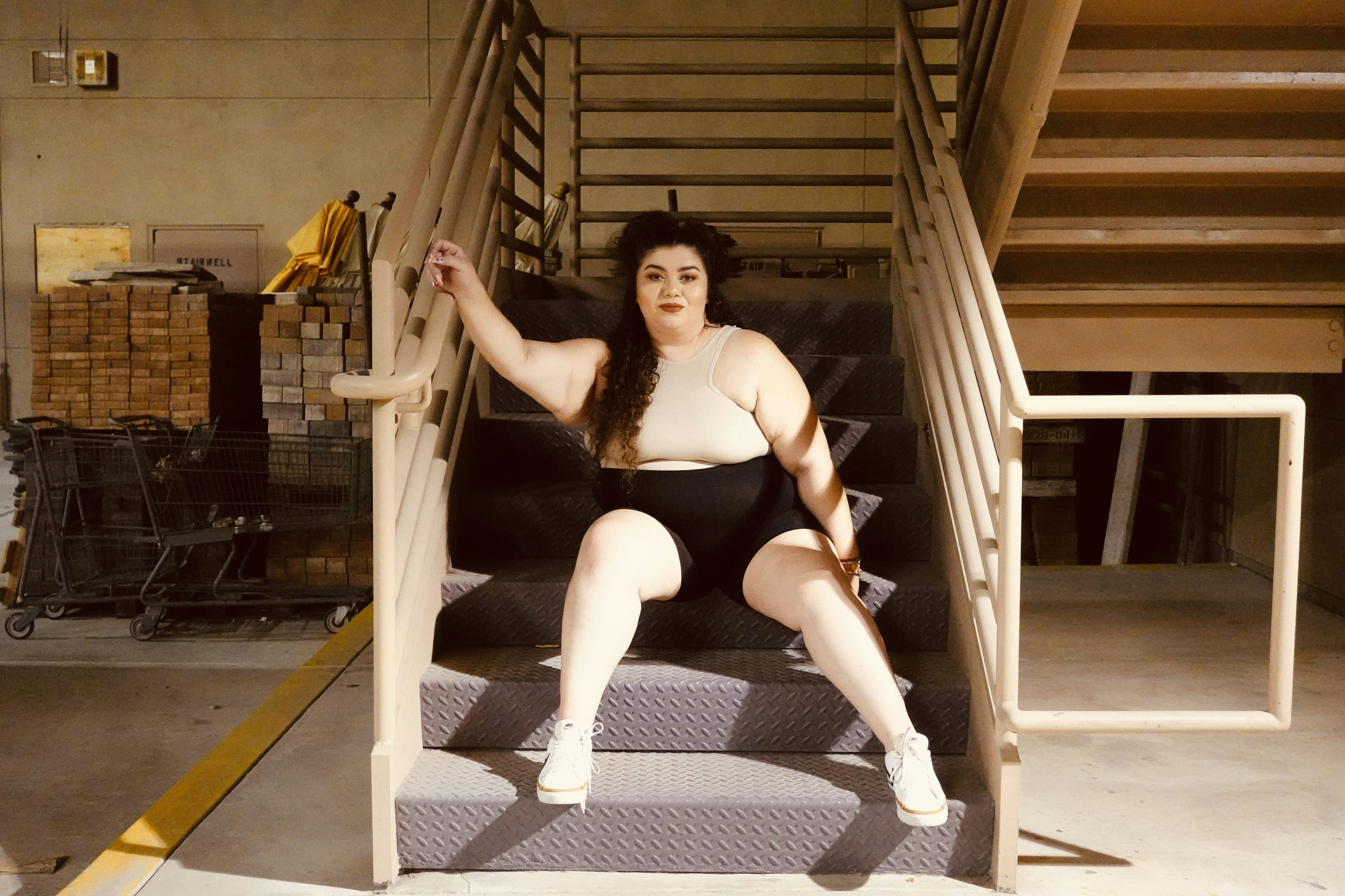 Una mujer sentada en la parte superior de un conjunto de escaleras