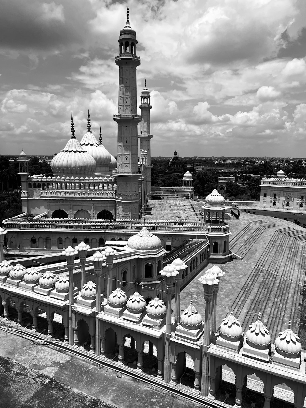 Una foto en blanco y negro de una mezquita