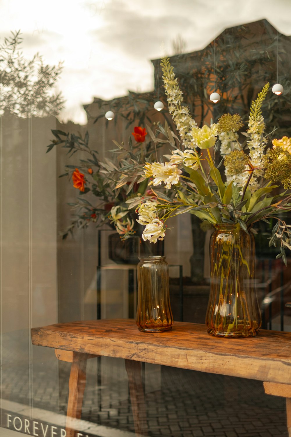 木製のテーブルの上に花でいっぱいの花瓶のカップル