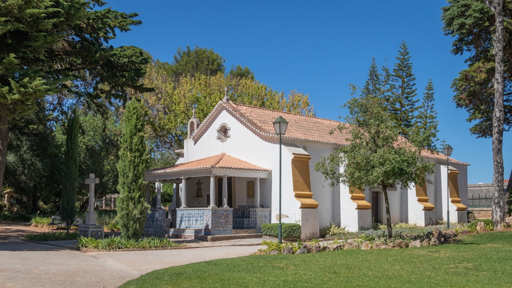 un bâtiment blanc avec une horloge sur le devant