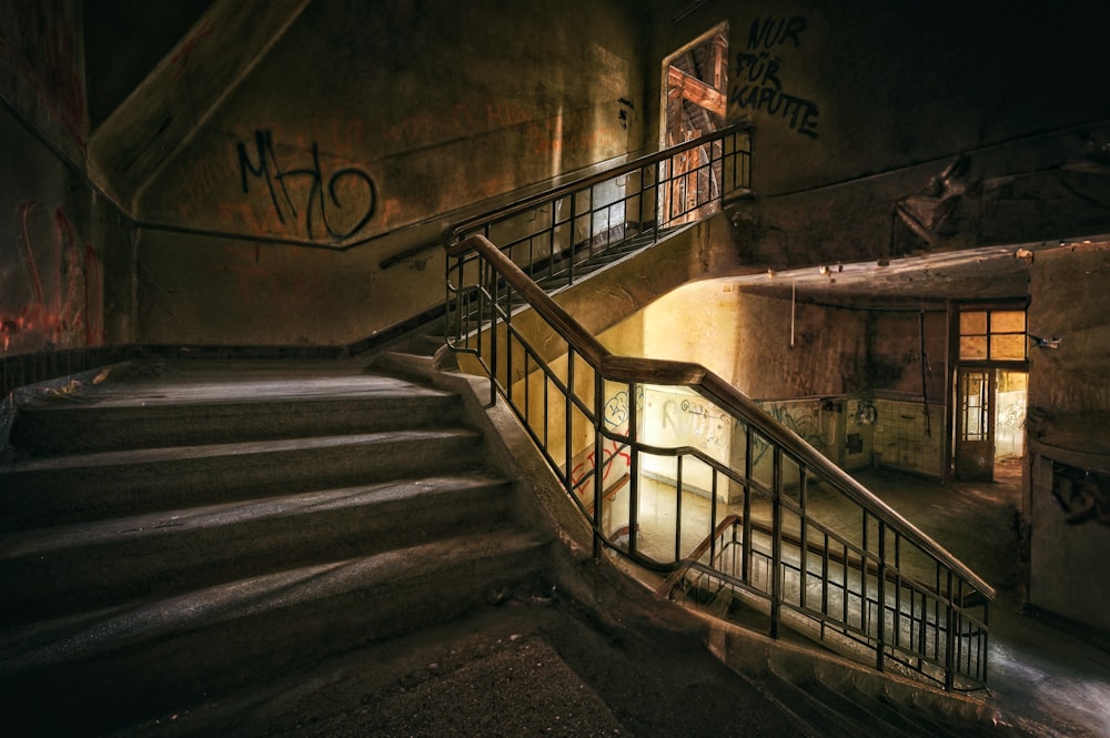 um conjunto de escadas com grafite nas paredes