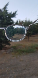 Animated graphic showing the difference between nearsightedness and farsightedness.