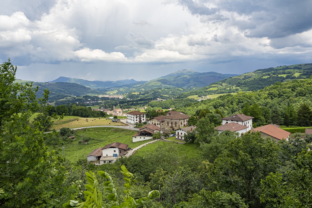 Una vista panorámica de un pueblo en las montañas