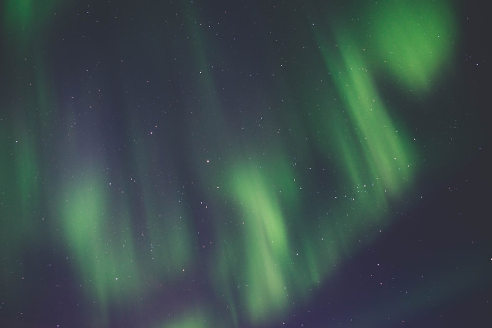 Ein grünes und violettes Polarlicht bohrte sich am Nachthimmel