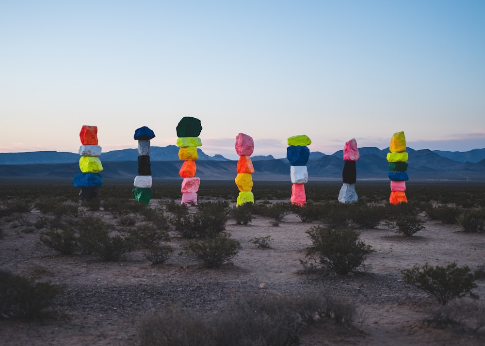 Un certo numero di diversi pezzi di carta colorati nel deserto