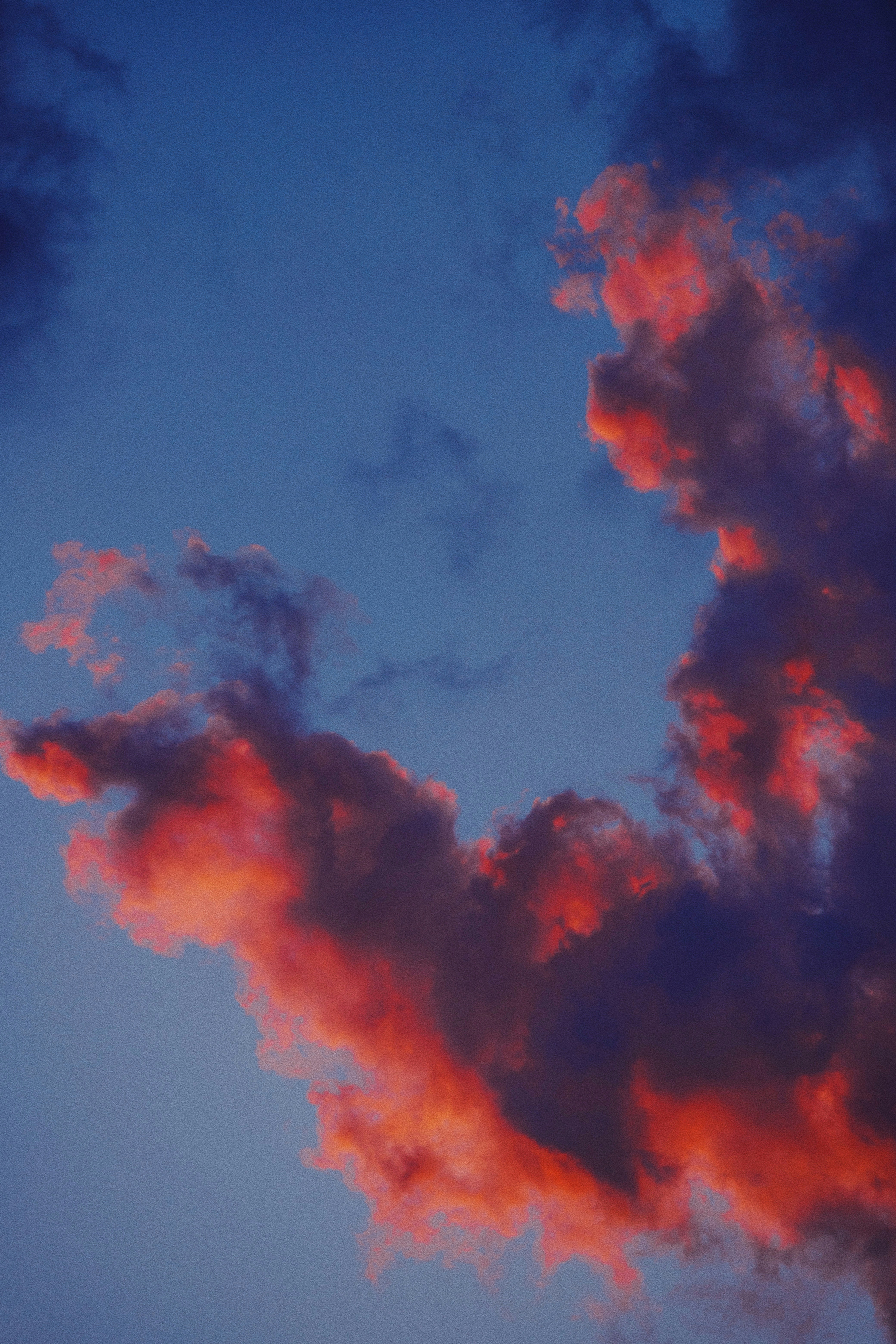 Ein Flugzeug, das mit vielen Wolken am Himmel fliegt