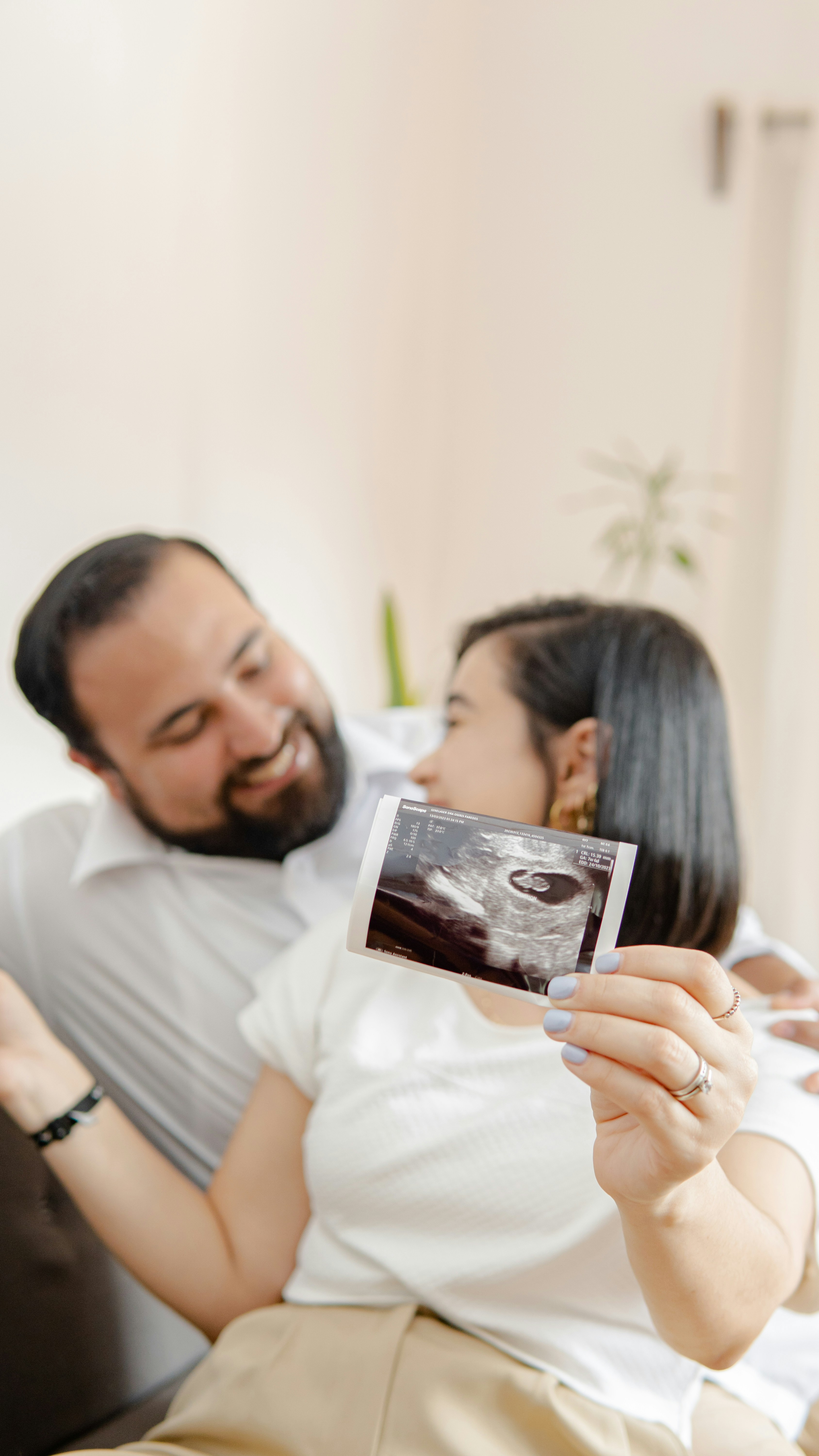 ein mann und eine frau, die auf einem bett liegen
