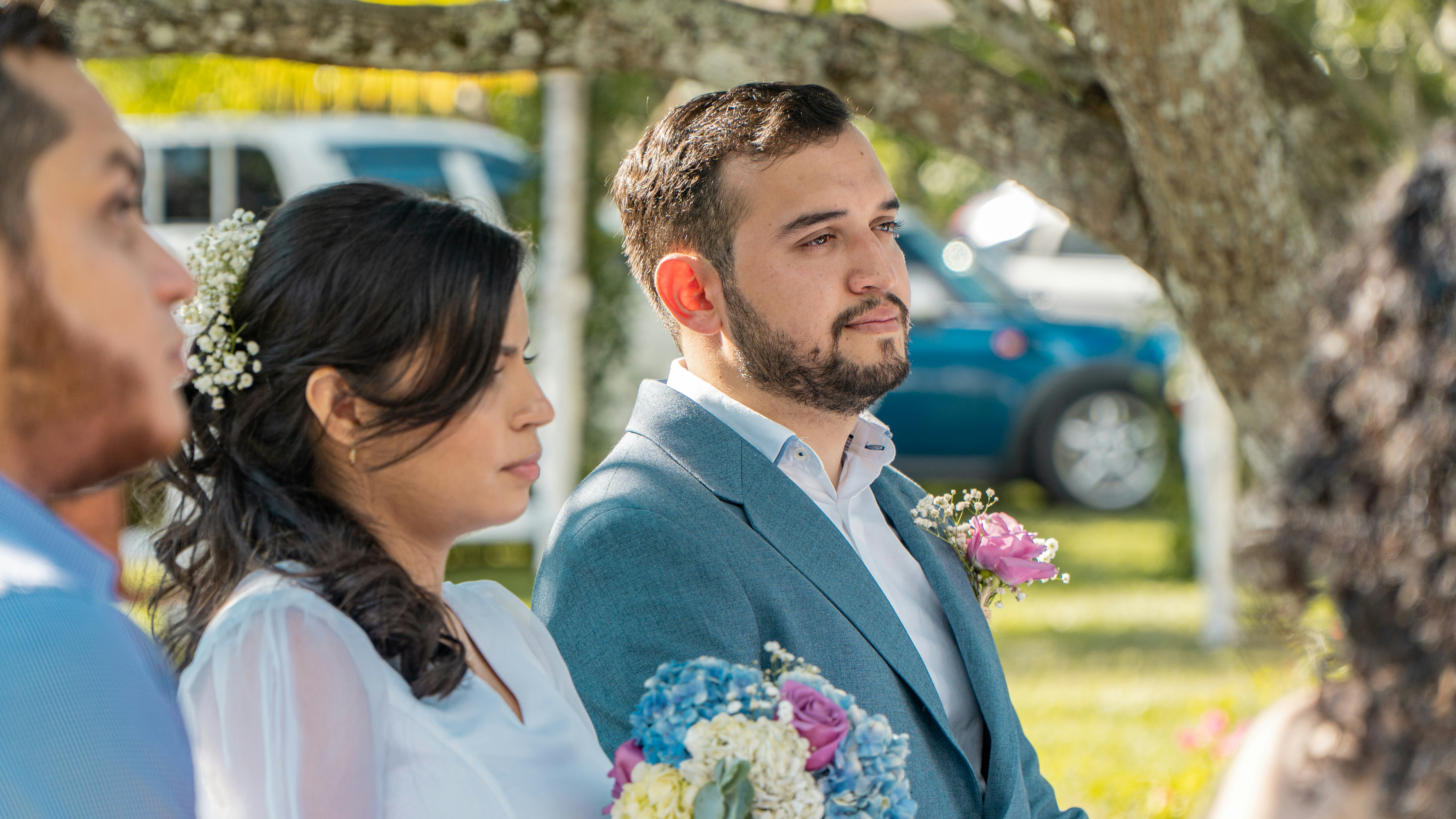 ein mann im anzug, der neben einer frau steht