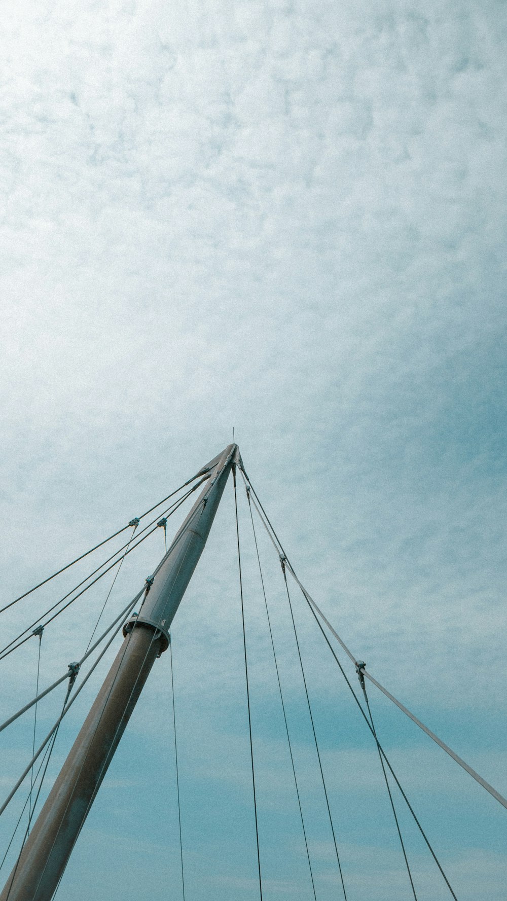 a view of the top of a boat mast