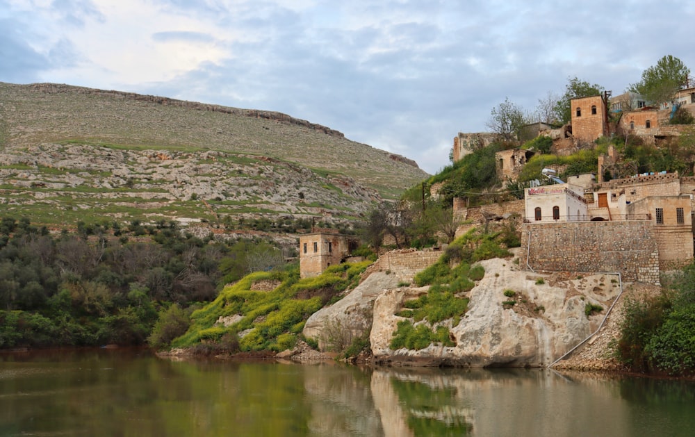 Ein kleines Dorf am Hang eines Berges