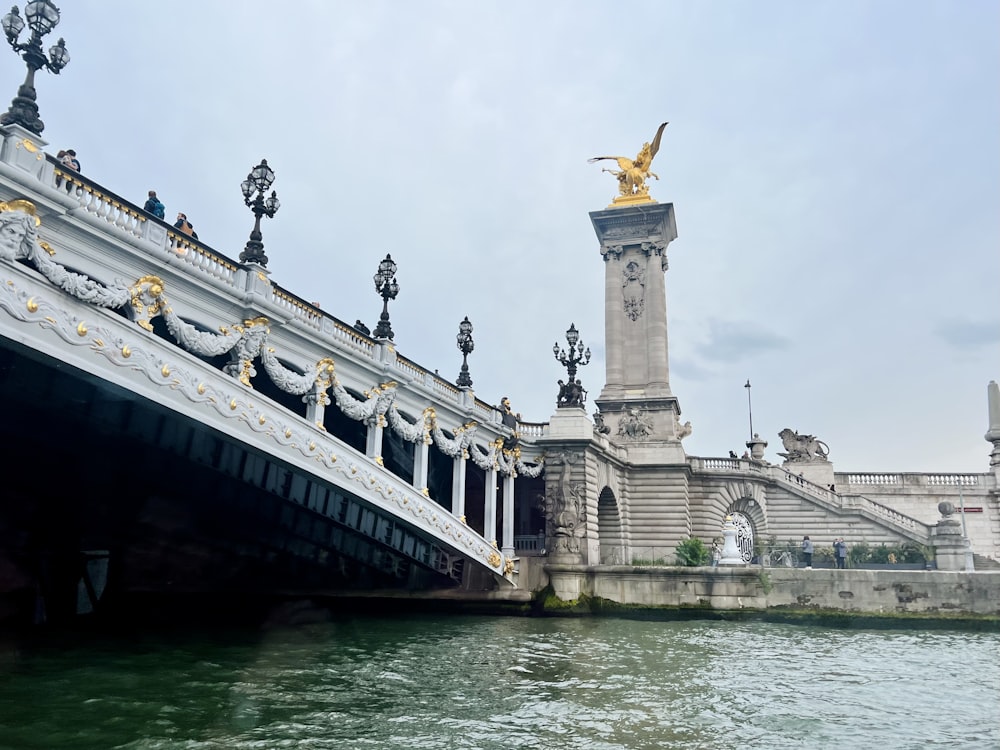 un puente que tiene una estatua encima