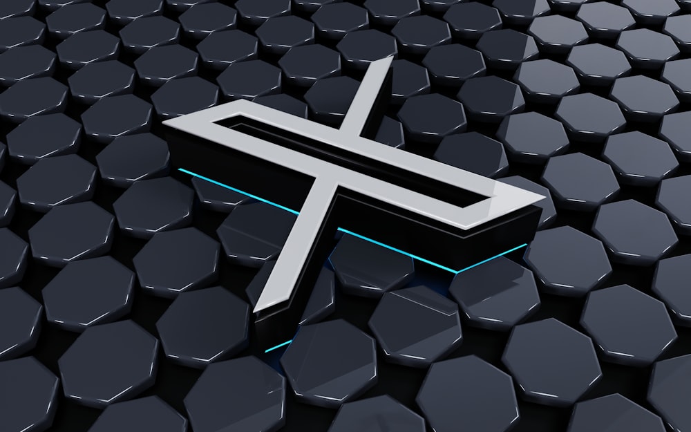uma cruz em uma superfície preta cercada por hexagonais hexagonais
