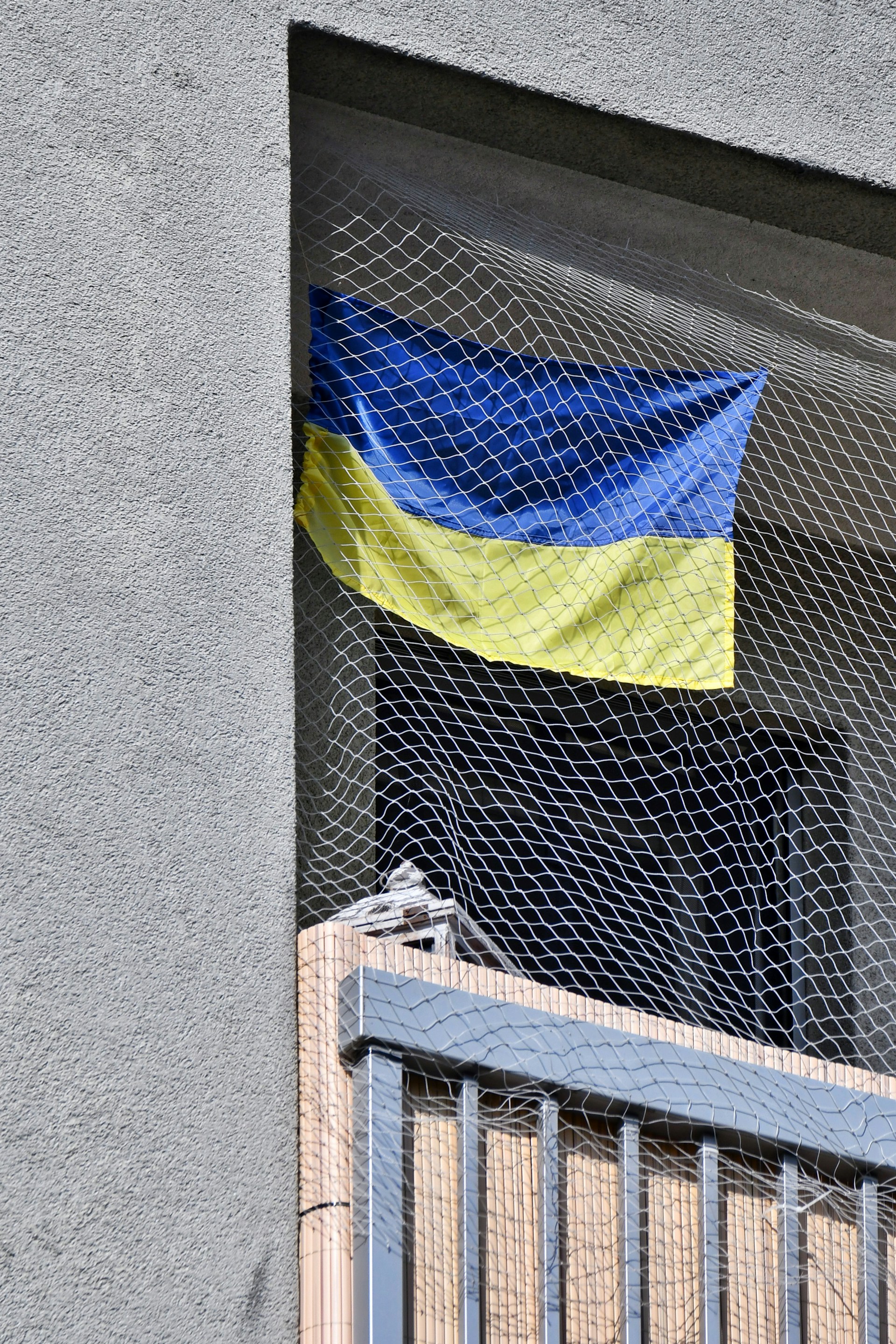 gray computer monitor