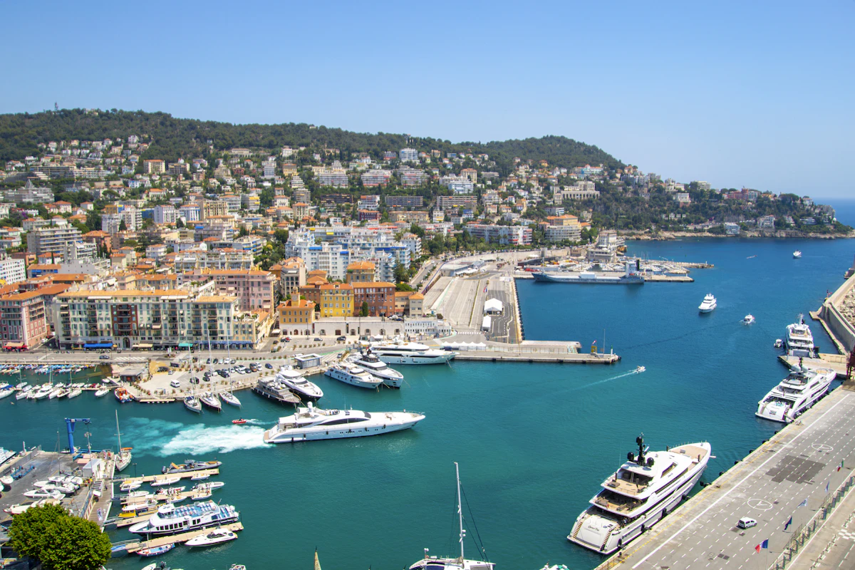 Porto de Nice com barcos e casas coloridas