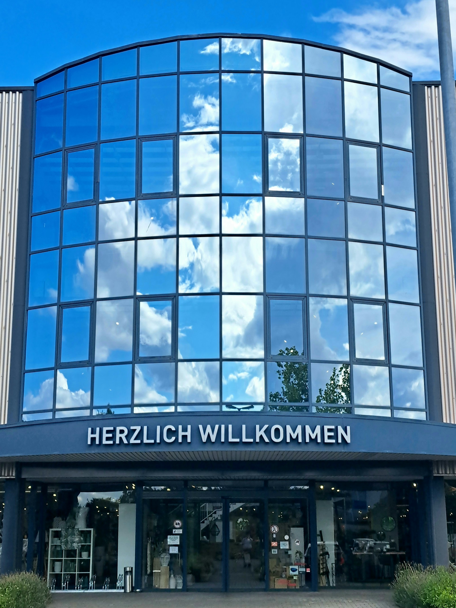 gray computer monitor