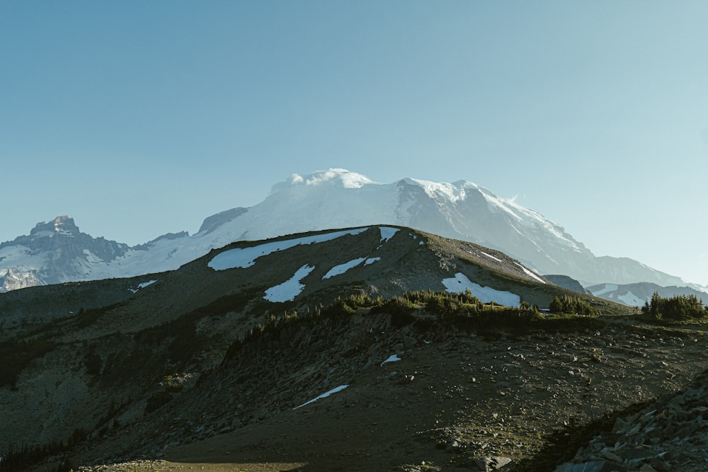 ein Berg mit einem schneebedeckten Gipfel in der Ferne