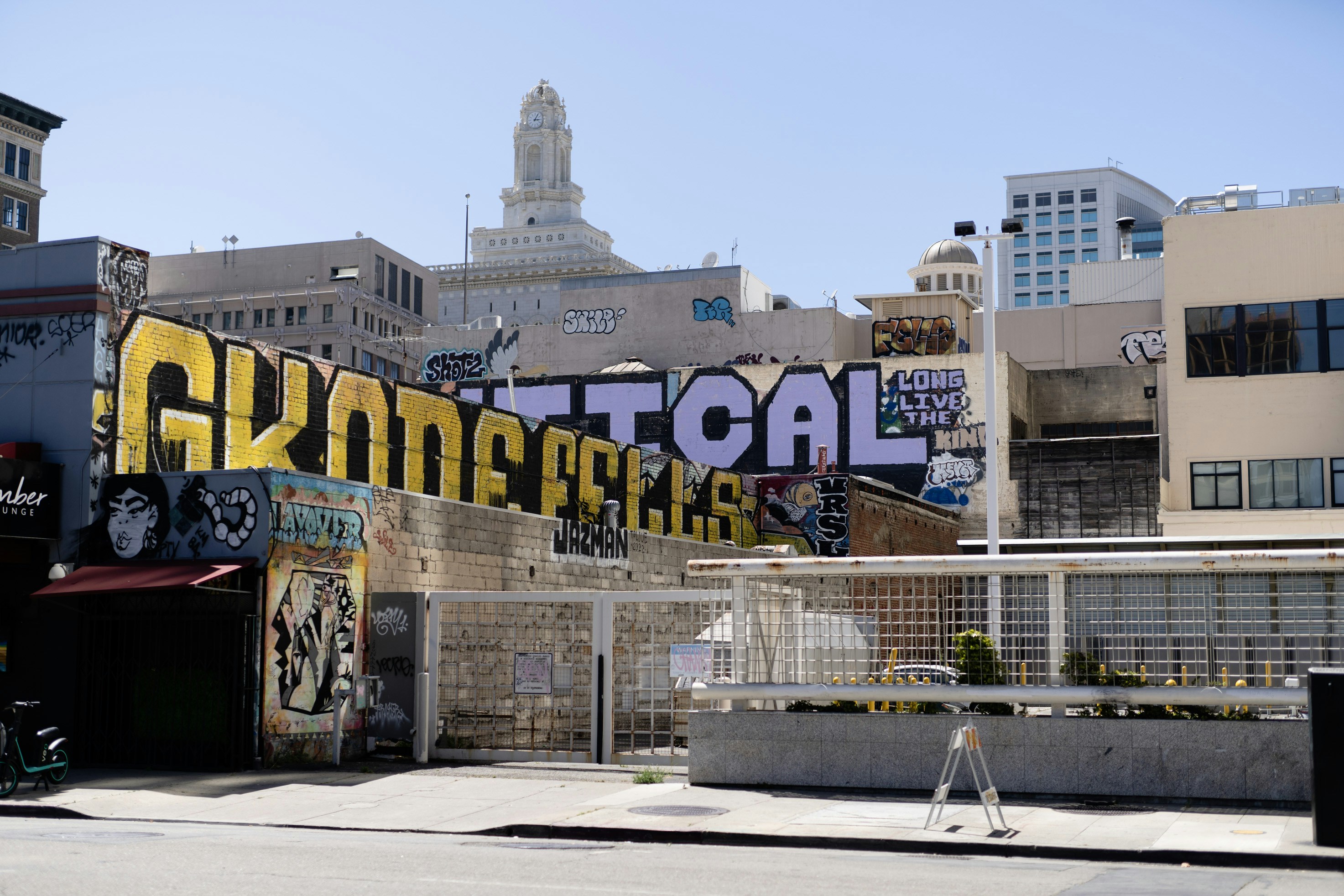 Oakland street scene resembling Venice