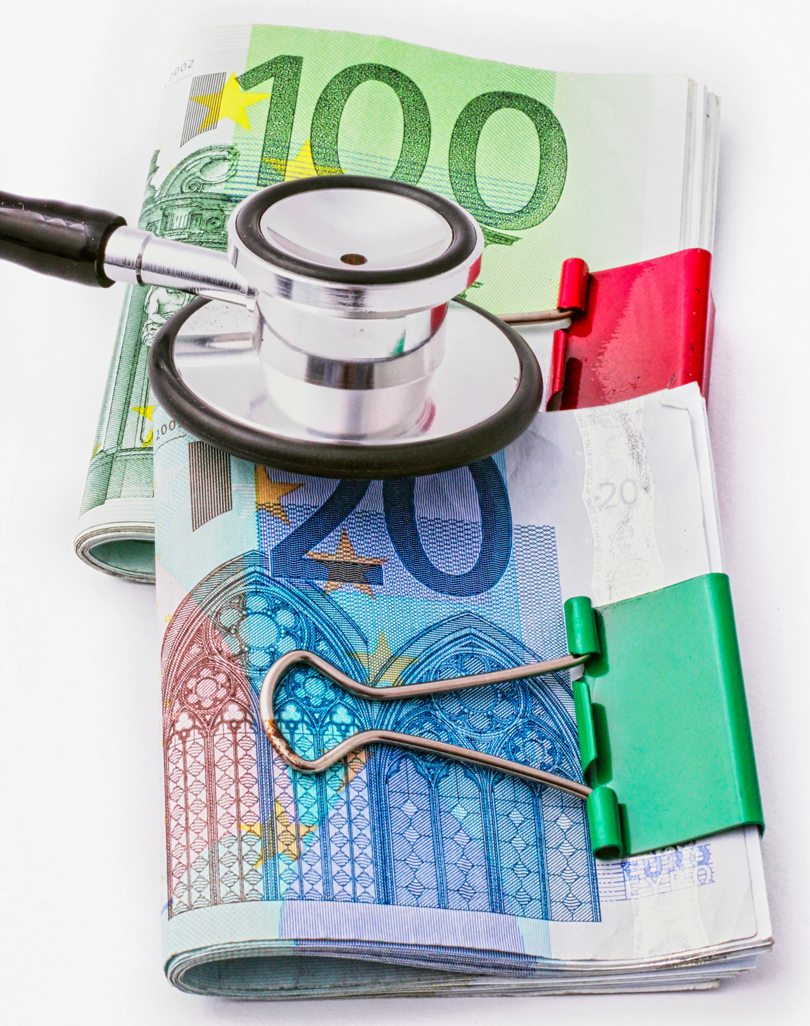 Stéthoscope posé sur des billets