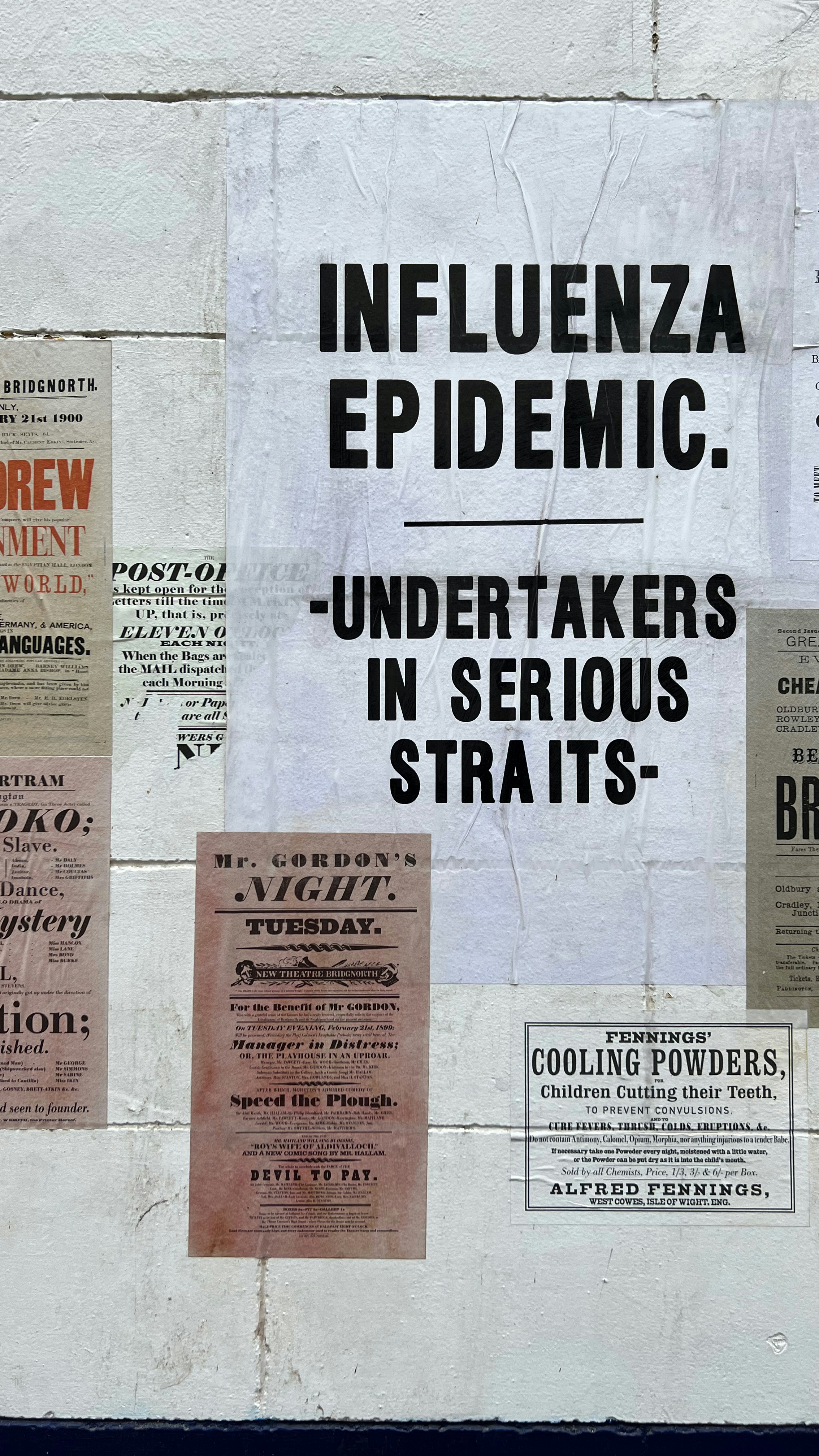 a sign on a wall that says influenza epidemic