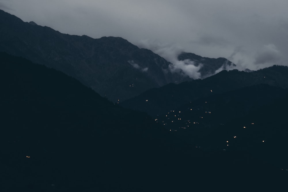 Blick auf ein Gebirge bei Nacht
