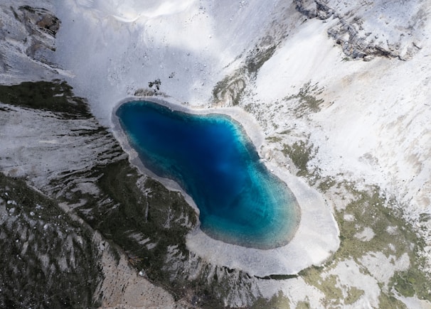 Peyto Lake’s distinctive wolf-head shape seen from a high vantage point with glacier-fed waters.