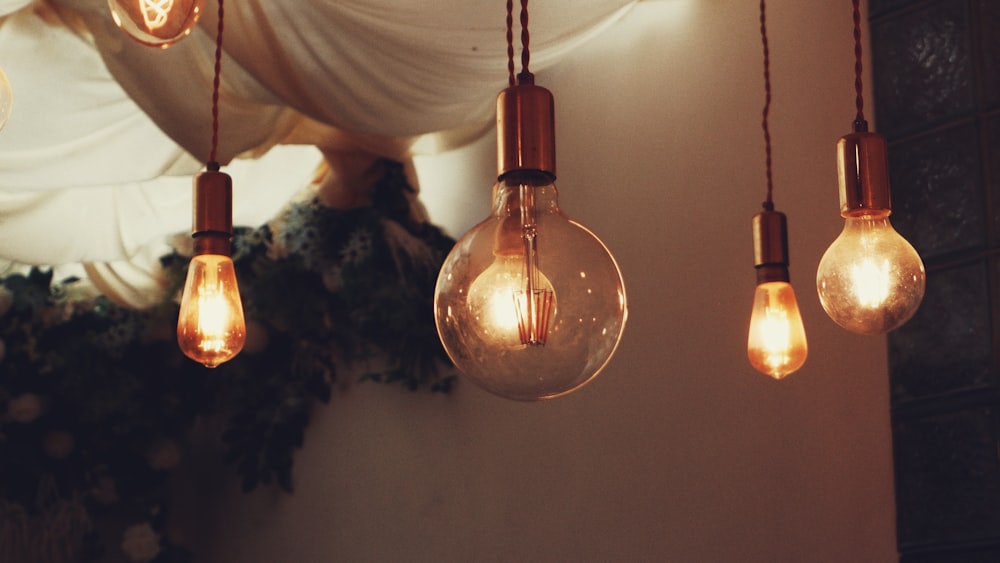 a bunch of light bulbs hanging from a ceiling